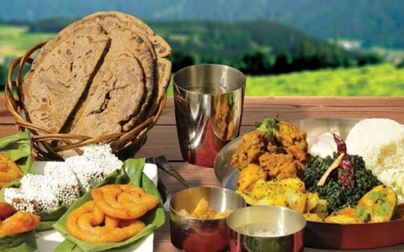 Traditional Pahadi cuisine served on a leaf plate with local dishes like bhatt ki churkani, mandua roti, and aloo ke gutke – authentic Uttarakhand food.